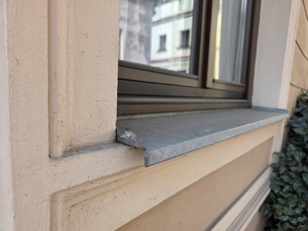 Eurookno a parapet z tenkého ohýbaného pozinku