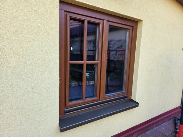 Parapet k eurooknu_tažený hliník a hliníkové krytky po omítce