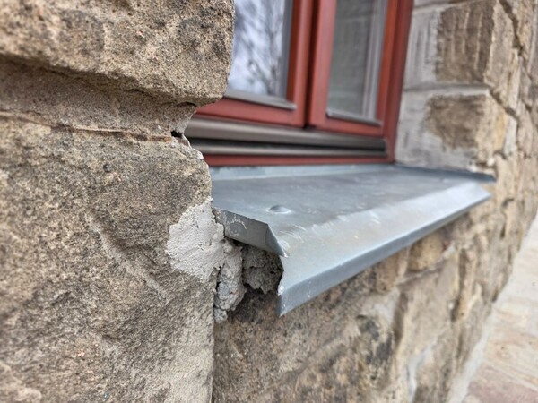 eurookno a surový pozink _natrhlý v krajích