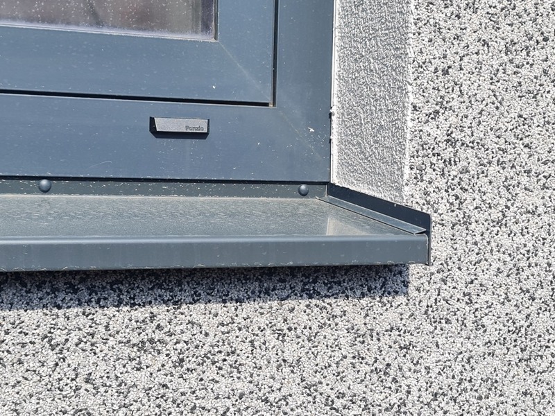 Detail hliníkové krytky po omítce a parapetu z taženého hliníku s nosem 25 mm